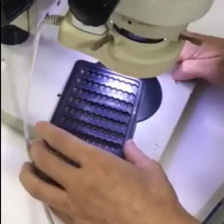 显微镜下的塑胶产品托盘除尘效果